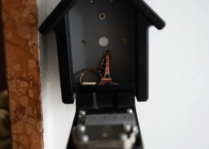 Away From * ורונה